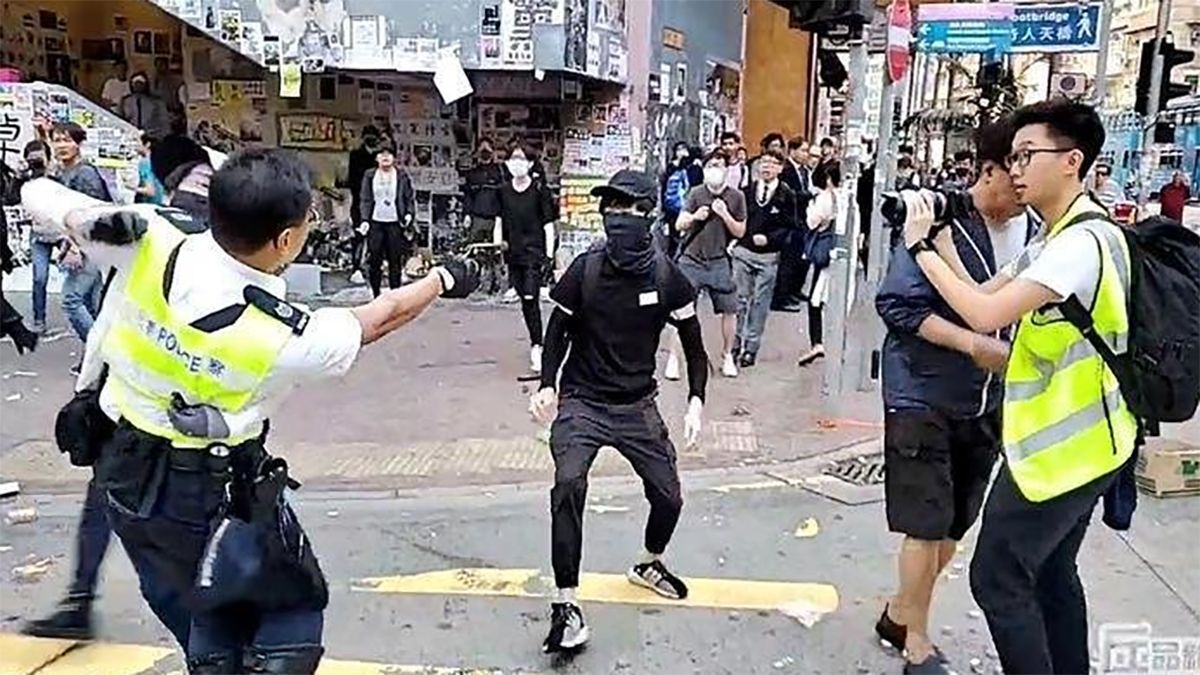 У Гонконзі поліція відкрила вогонь по протестувальниках: відео 18+