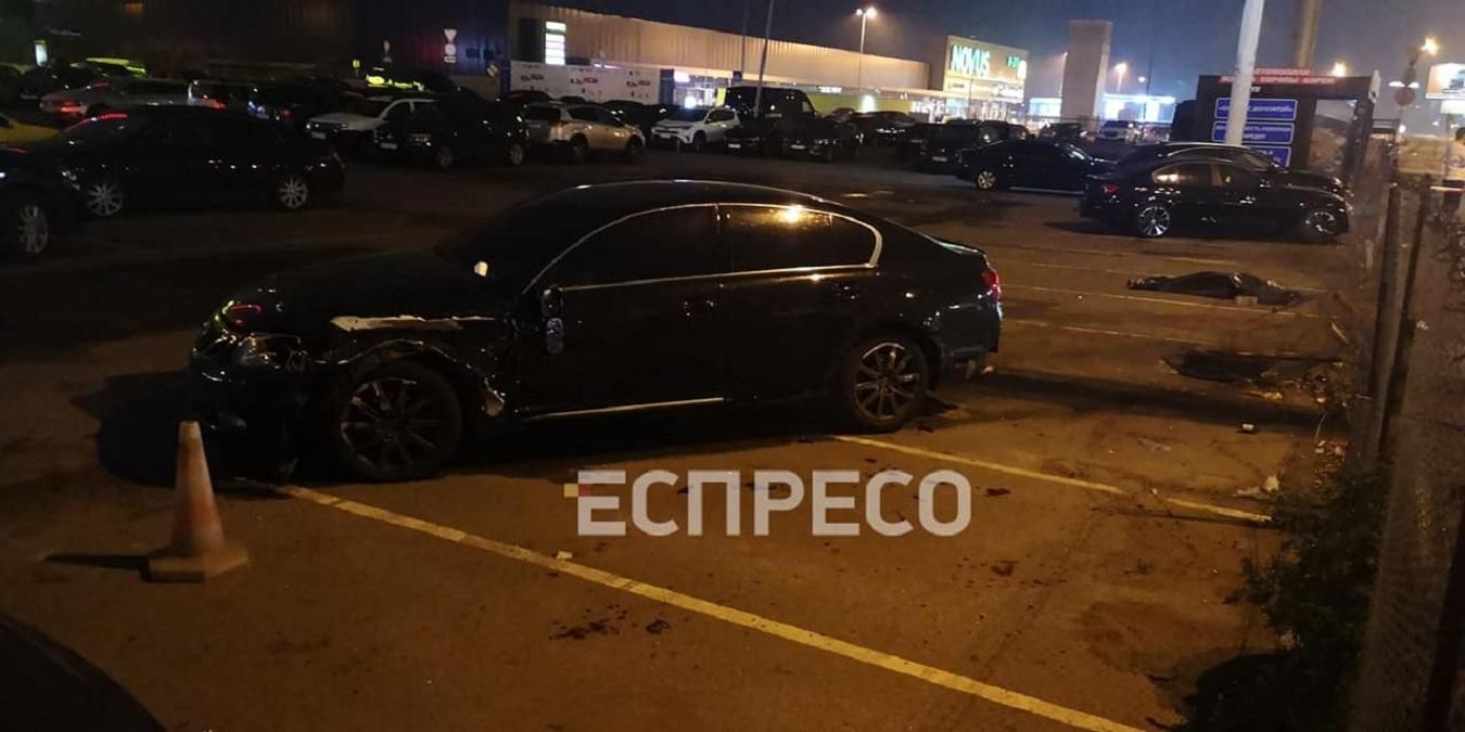 В Киеве Lexus вылетел на тротуар, где насмерть сбил женщину: видео страшной аварии В Киеве Lexus вылетел на тротуар, где насмерть сбил женщину: видео страшной аварии