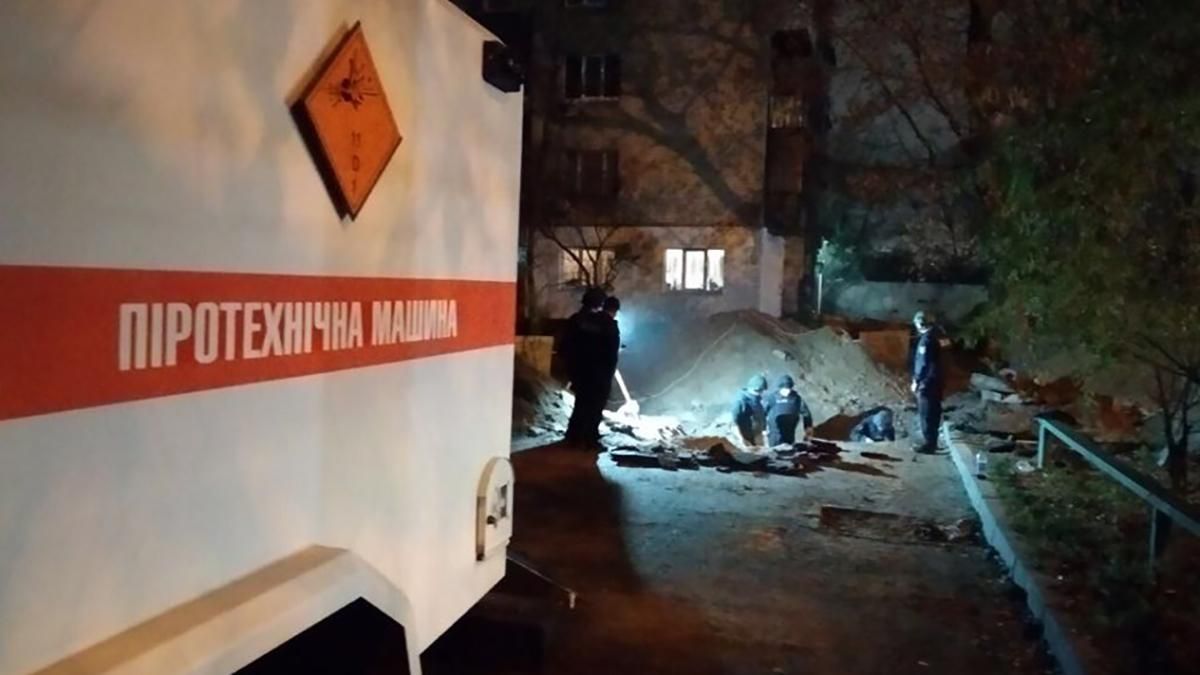 Как спасатели доставали более 100 боеприпасов вблизи Шулявского моста: видео