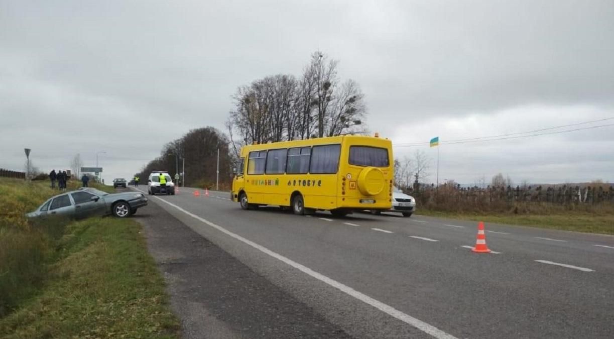 На Львівщині шкільний автобус потрапив в аварію: багато постраждалих