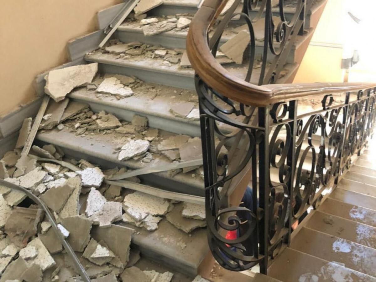 Як у будівлі поліції Одеси обвалилася стеля: відео з камери спостереження