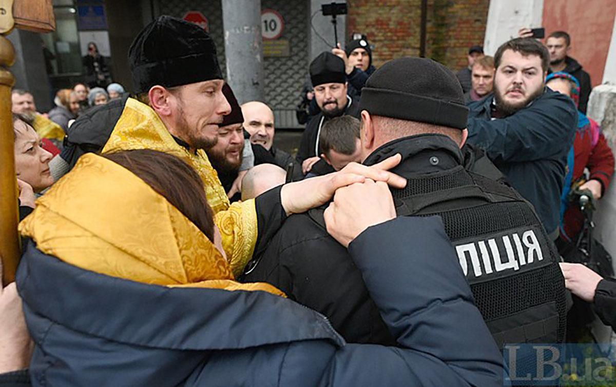 Суд дозволив ліквідувати УПЦ КП, прихильники Філарета влаштували бійку: фото та відео