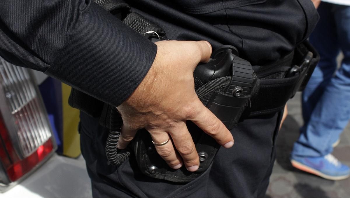 У Маріуполі невідомий чоловік стріляв у перехожих, його обеззброїв та затримав поліцейський