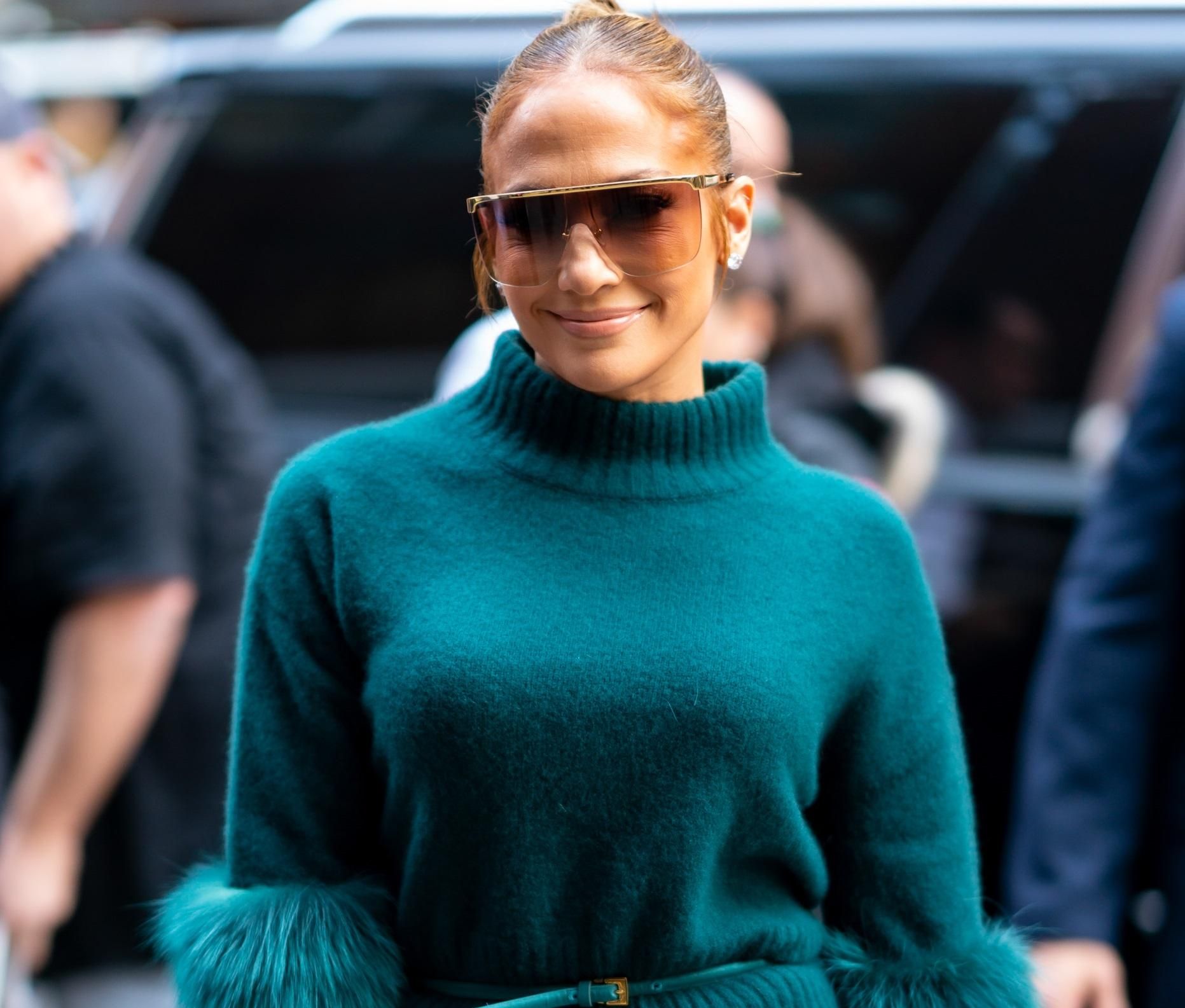 Пляшково зелений колір: Дженніфер Лопес продемонструвала ефектний total look