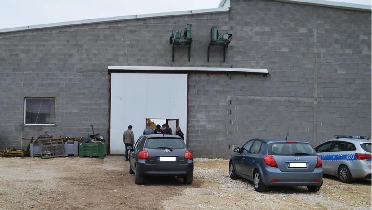 Двух мертвых украинском нашли в холодильной камере в Польше Двух мертвых украинском нашли в холодильной камере в Польше