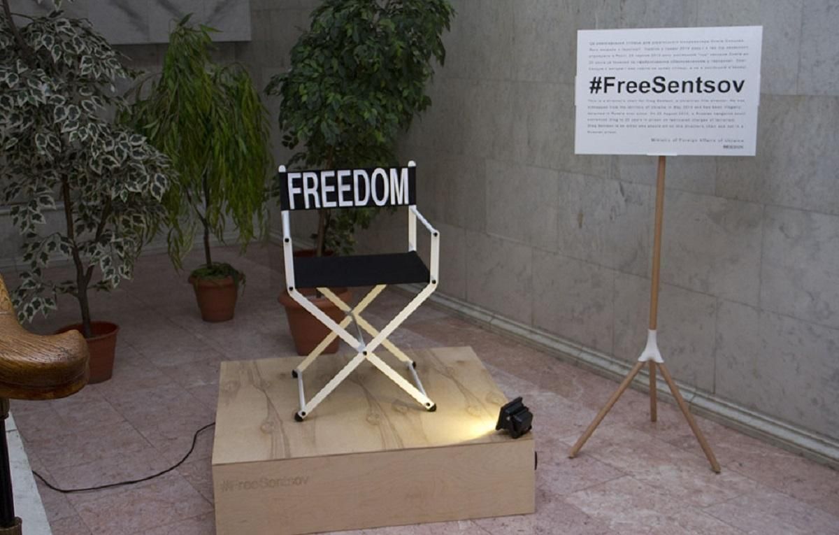 Пристайко подарував Сенцову режисерський стілець із написом "свобода": фото