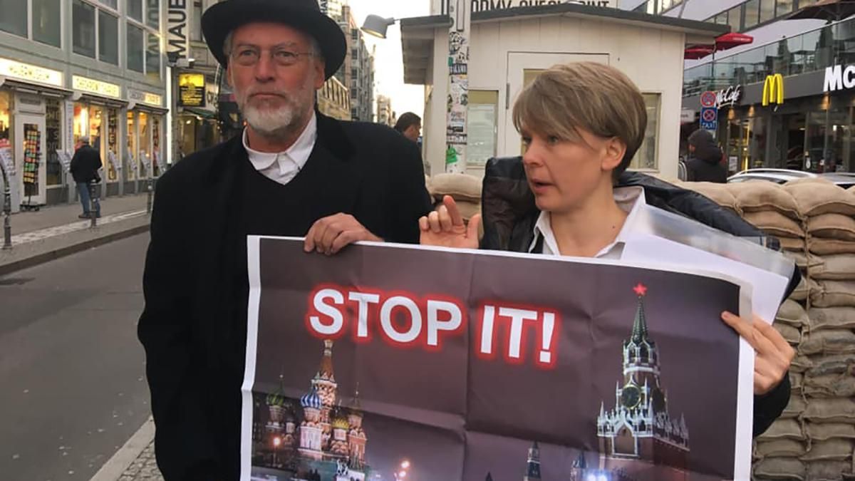 Зупиніть "Північний потік-2": російська екоактивіста влаштувала протест у Берліні – фото Зупиніть "Північний потік-2": російська екоактивіста влаштувала протест у Берліні – фото