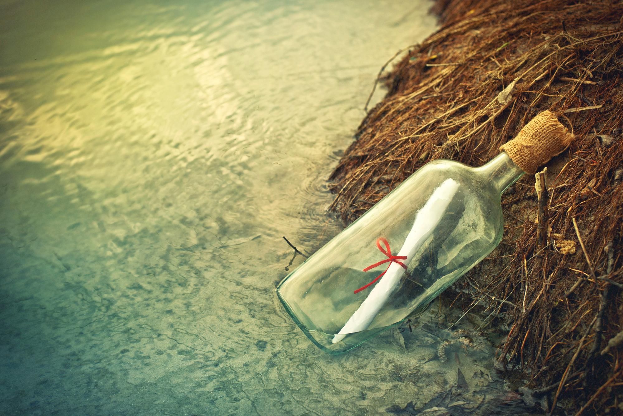 Маленький хлопчик кинув пляшку із посланням в океан: через 9 років йому прийшла відповідь