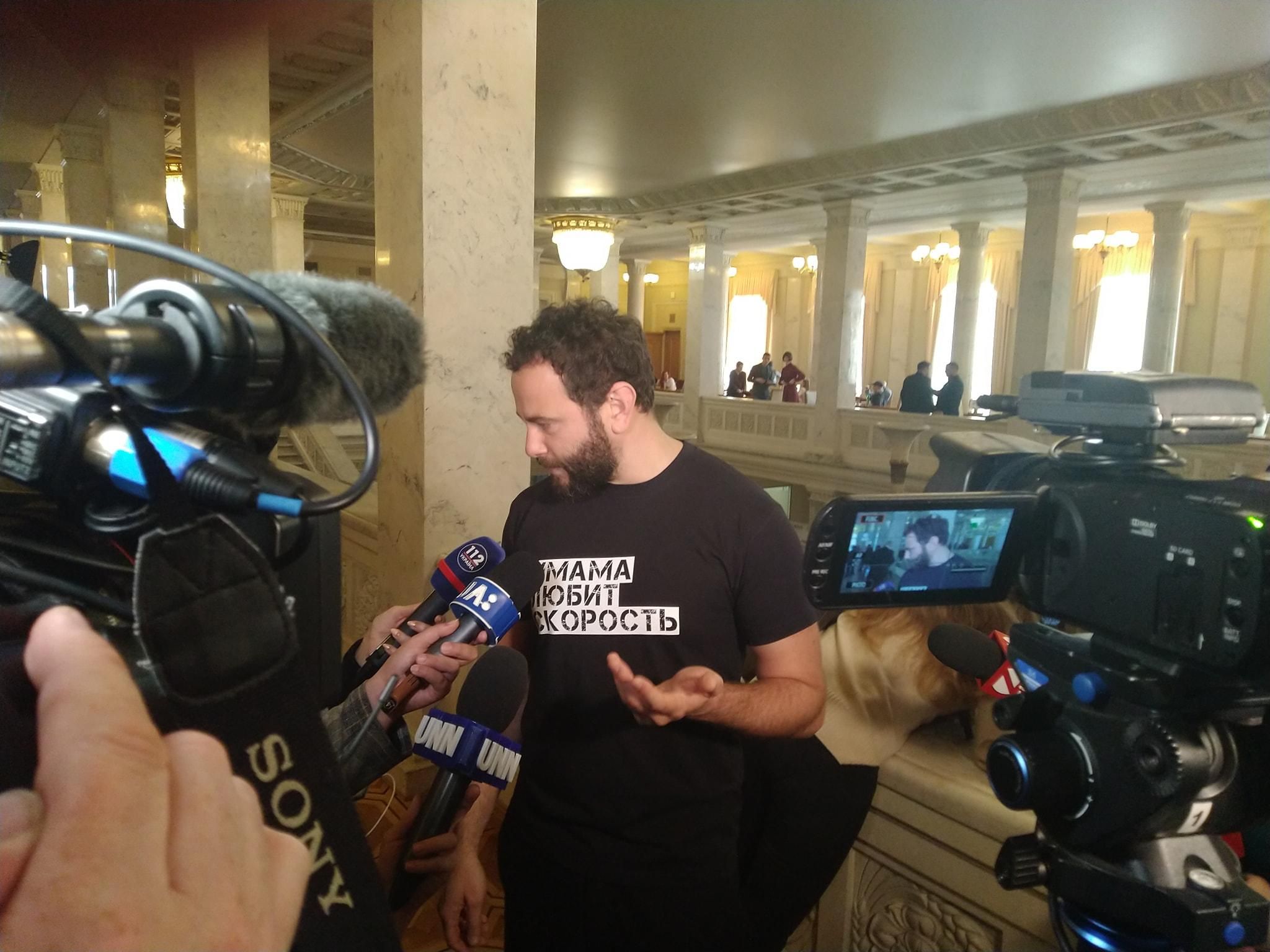 Дубінський роздає у Раді футболки з надписом "Мама любить швидкість" Дубінський роздає у Раді футболки з надписом "Мама любить швидкість"