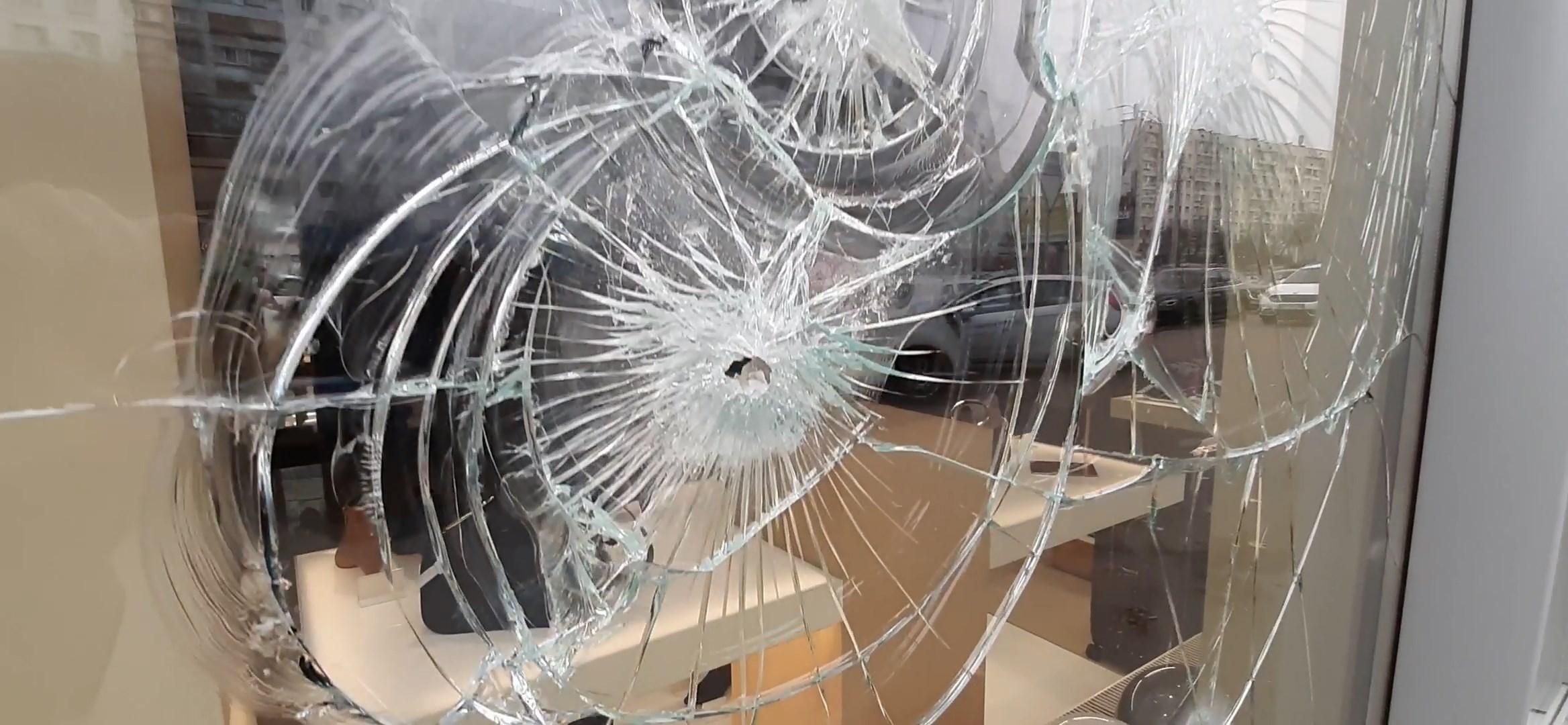 В столице неизвестные расстреляли витрину магазина российской обуви: фото