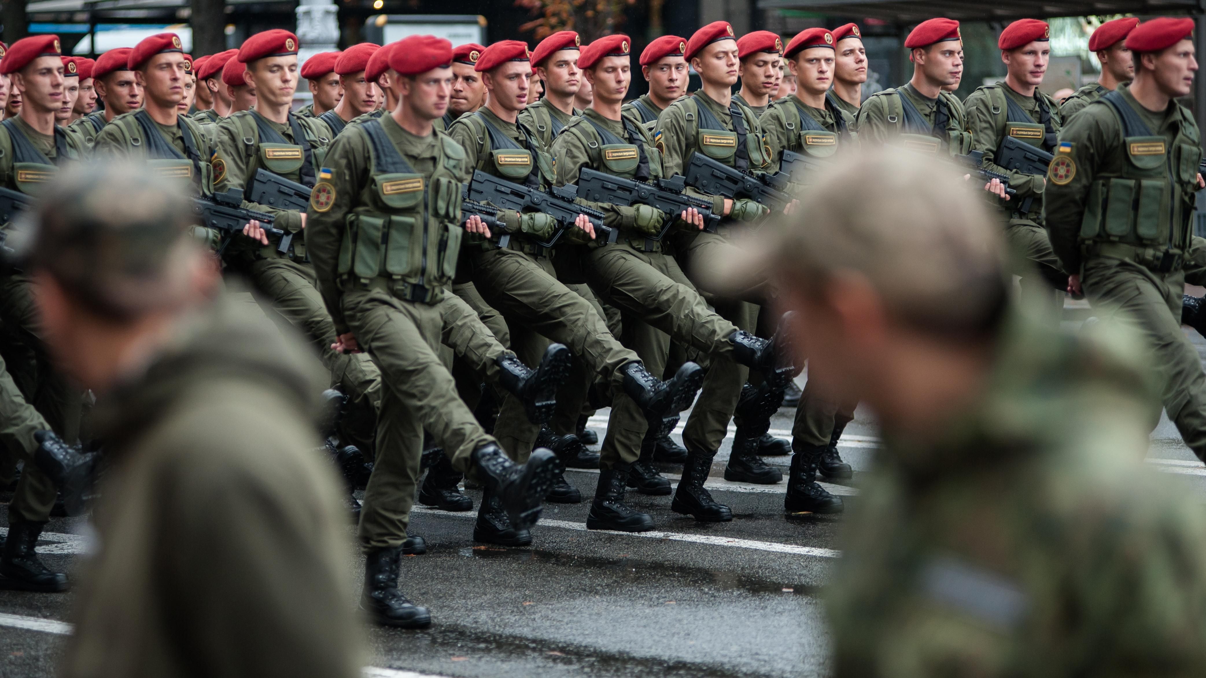 Стоит ли в Украине отменять обязательный призыв в армию: Ваше мнение 