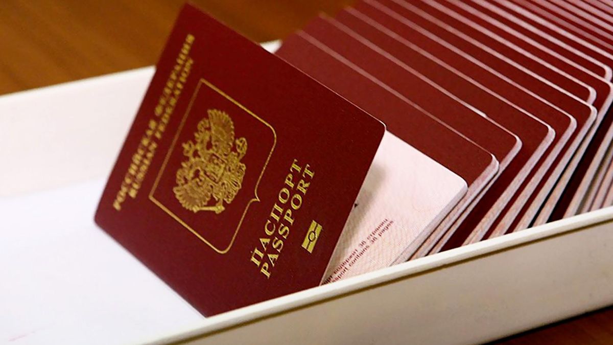 Сколько жителей Донбасса получили российские паспорта: версия Кремля Сколько жителей Донбасса получили российские паспорта: версия Кремля