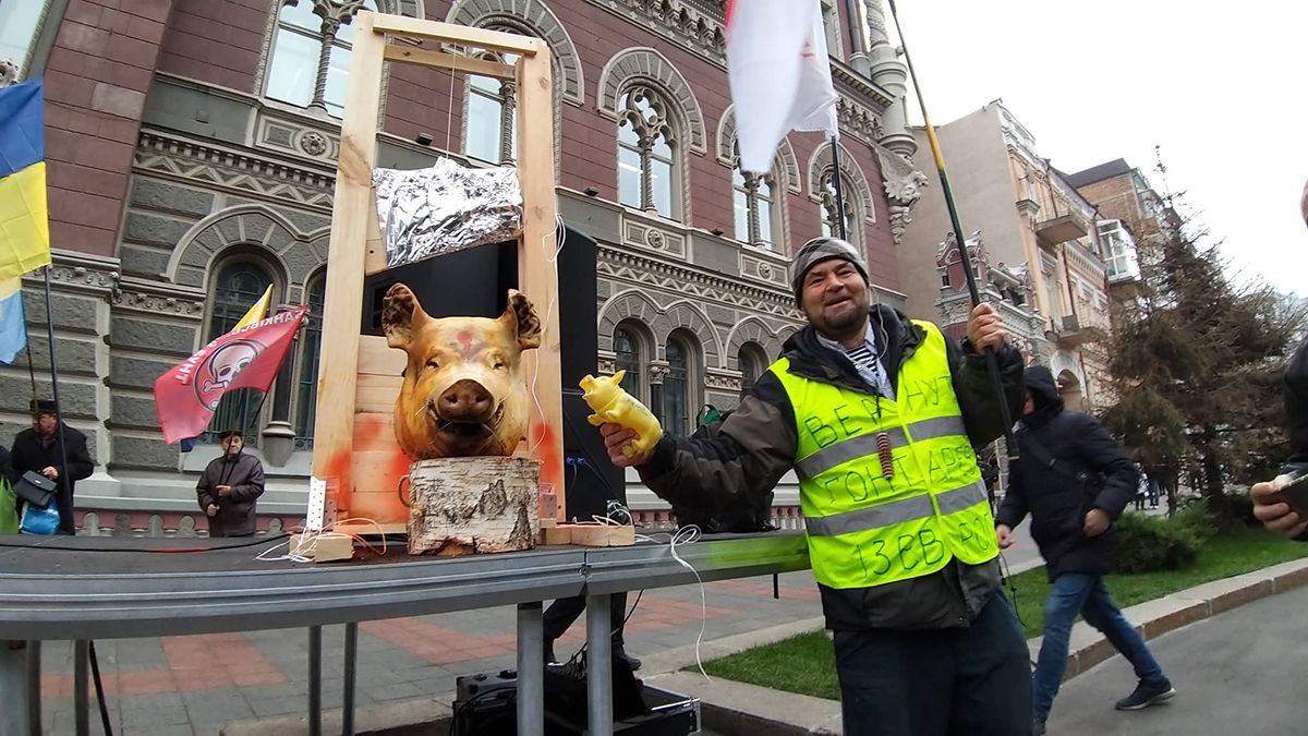 У Києві знову протестують із мертвою свинею: цього разу під НБУ – фото і відео