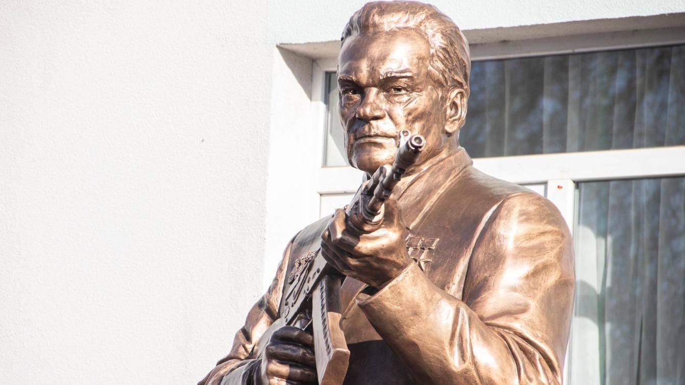 В Криму встановили бюст з автоматом на подвір'ї школи: фото В Криму встановили бюст з автоматом на подвір'ї школи: фото