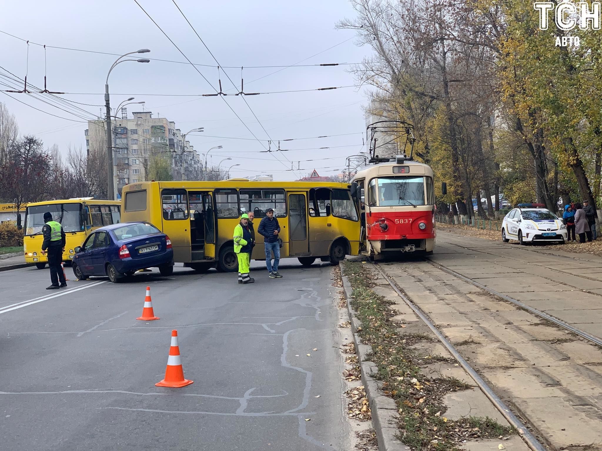 Трамвай, маршрутка, легковик: центр Києва скувала потрійна ДТП – фото