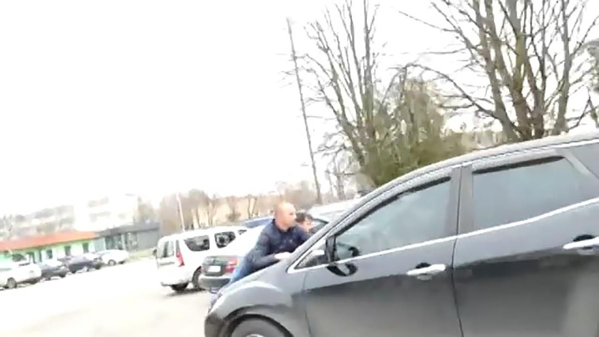 На Киевщине чиновник покатал журналистов на капоте: шокирующее видео На Киевщине чиновник покатал журналистов на капоте: шокирующее видео
