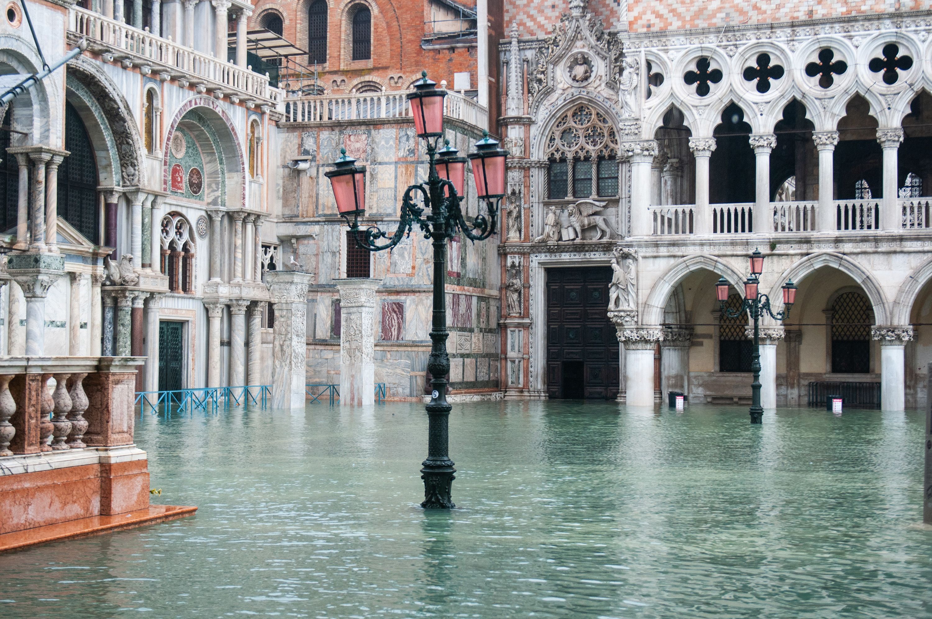 В Венеции объявили чрезвычайное положение из-за наводнения