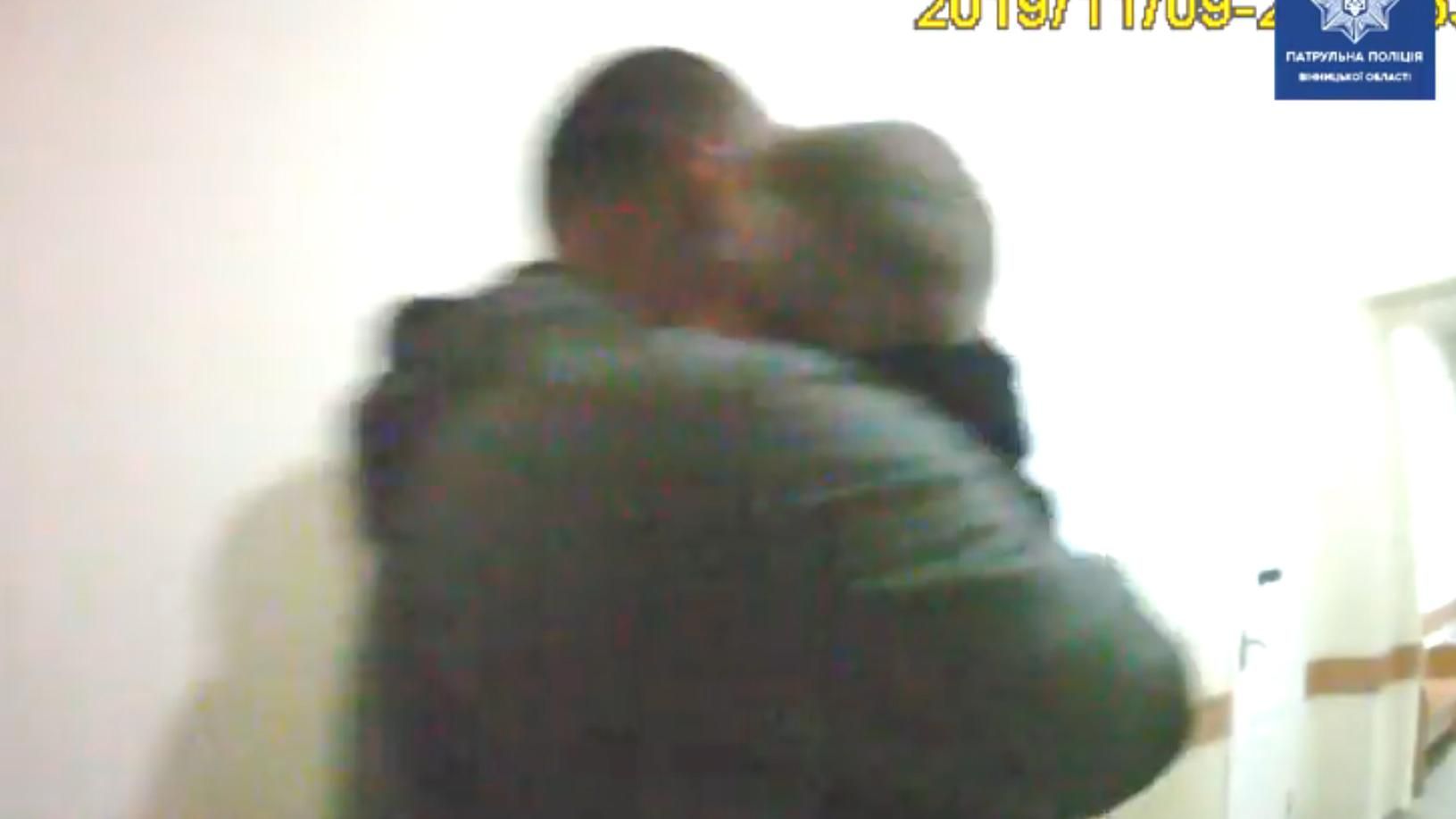 Поліціє, дитина не дихає: у Вінниці патрульні врятували життя малолітньому хлопчику – відео Поліціє, дитина не дихає: у Вінниці патрульні врятували життя малолітньому хлопчику – відео