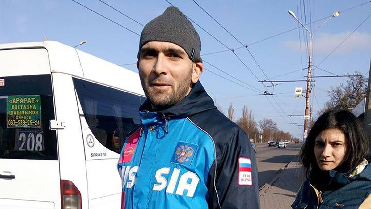 Чоловік у куртці Russia за українську мову накинувся на жінку в Кривому Розі 