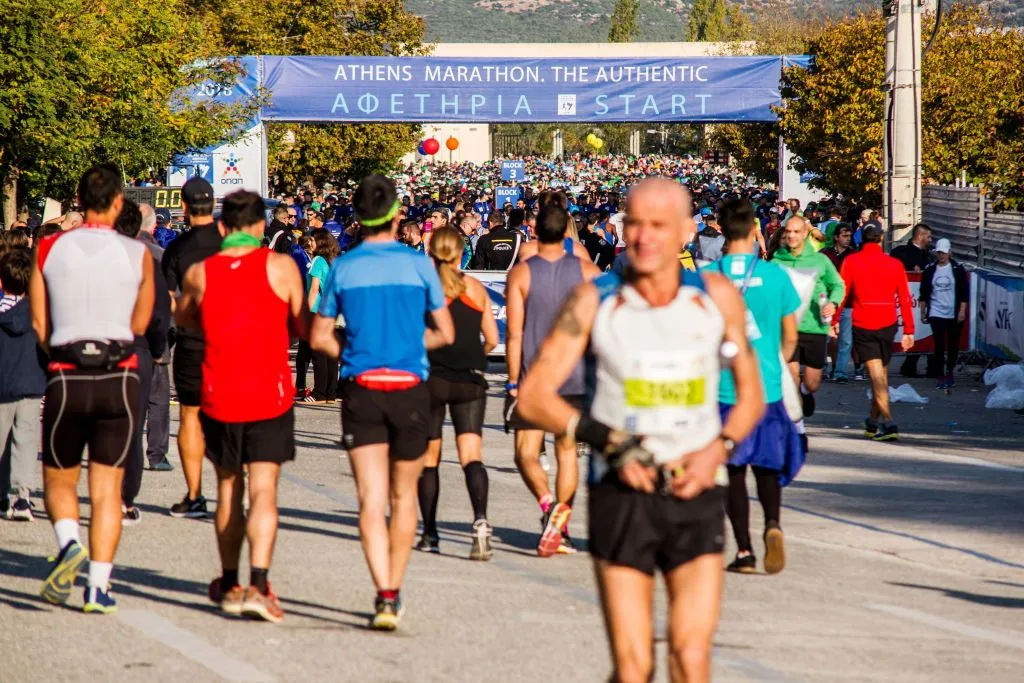 Марафон Афіни біг бігуни вболівальники Марафон Афіни біг бігуни вболівальники