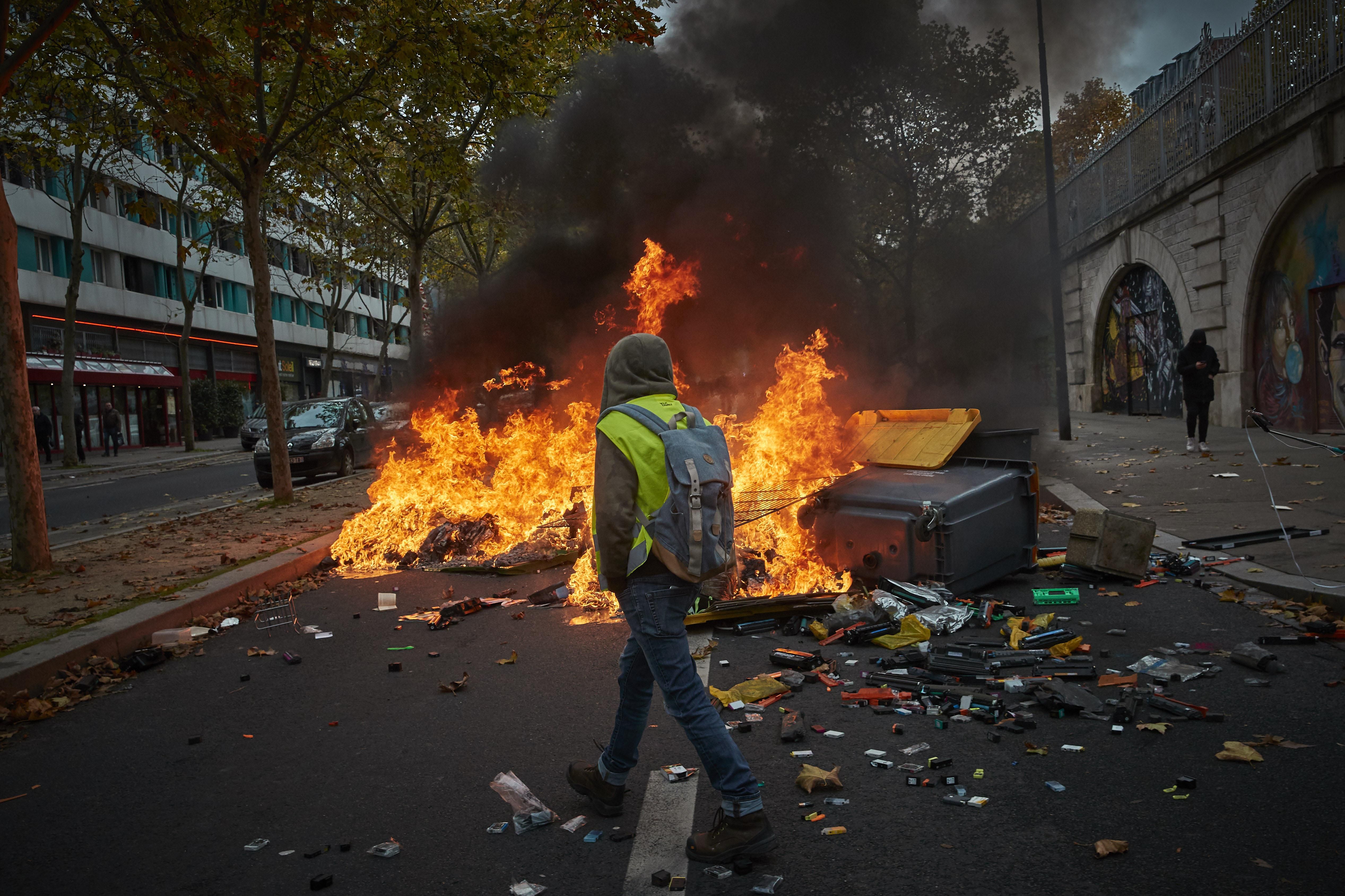Затримання та сутички: у Парижі поновились протести "жовтих жилетів" – фото, відео