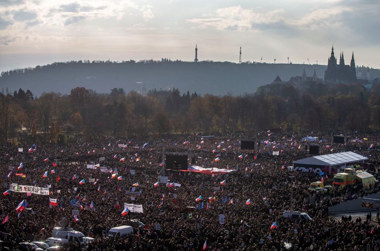 В Праге сотни тысяч протестующих вышли на улицы – фото и видео