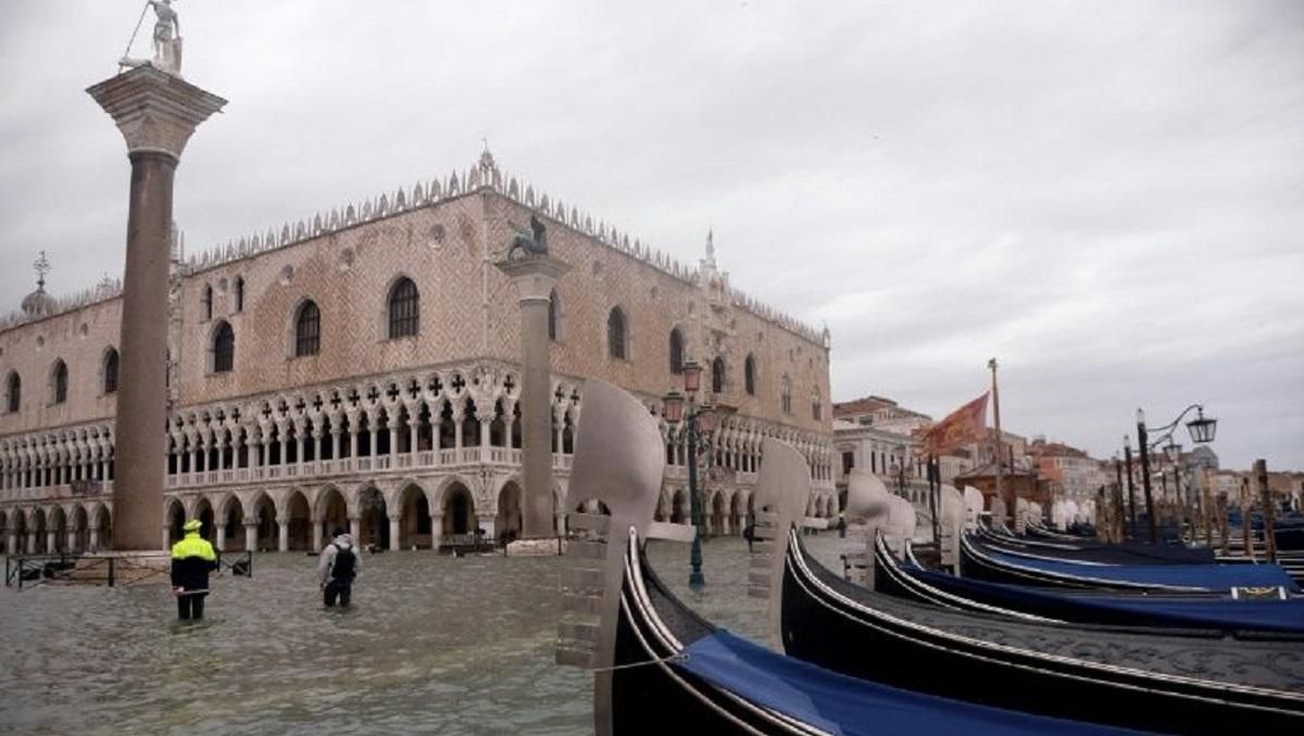 В Венеции открыли для посещения Площадь Святого Марка, несмотря на высокий уровень воды