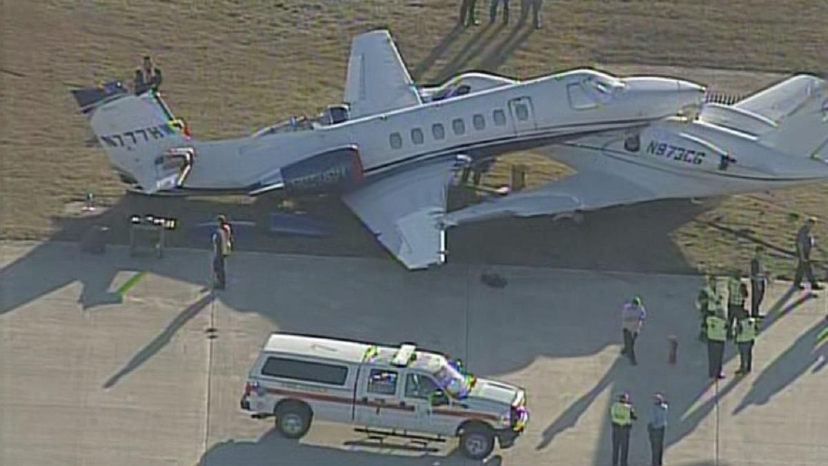 У техаському аеропорту через аварійну посадку зіткнулися два літаки: фото У техаському аеропорту через аварійну посадку зіткнулися два літаки: фото
