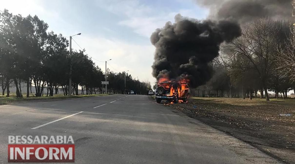 Полицейское авто сгорело дотла прямо во время движения в Одесской области