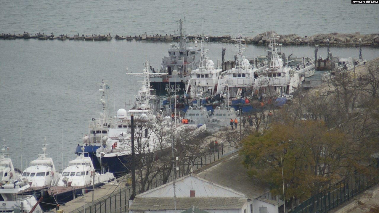 Задержанные Россией украинские корабли покинули Керчь и выходят в Черное море: фото, видео Задержанные Россией украинские корабли покинули Керчь и выходят в Черное море: фото, видео