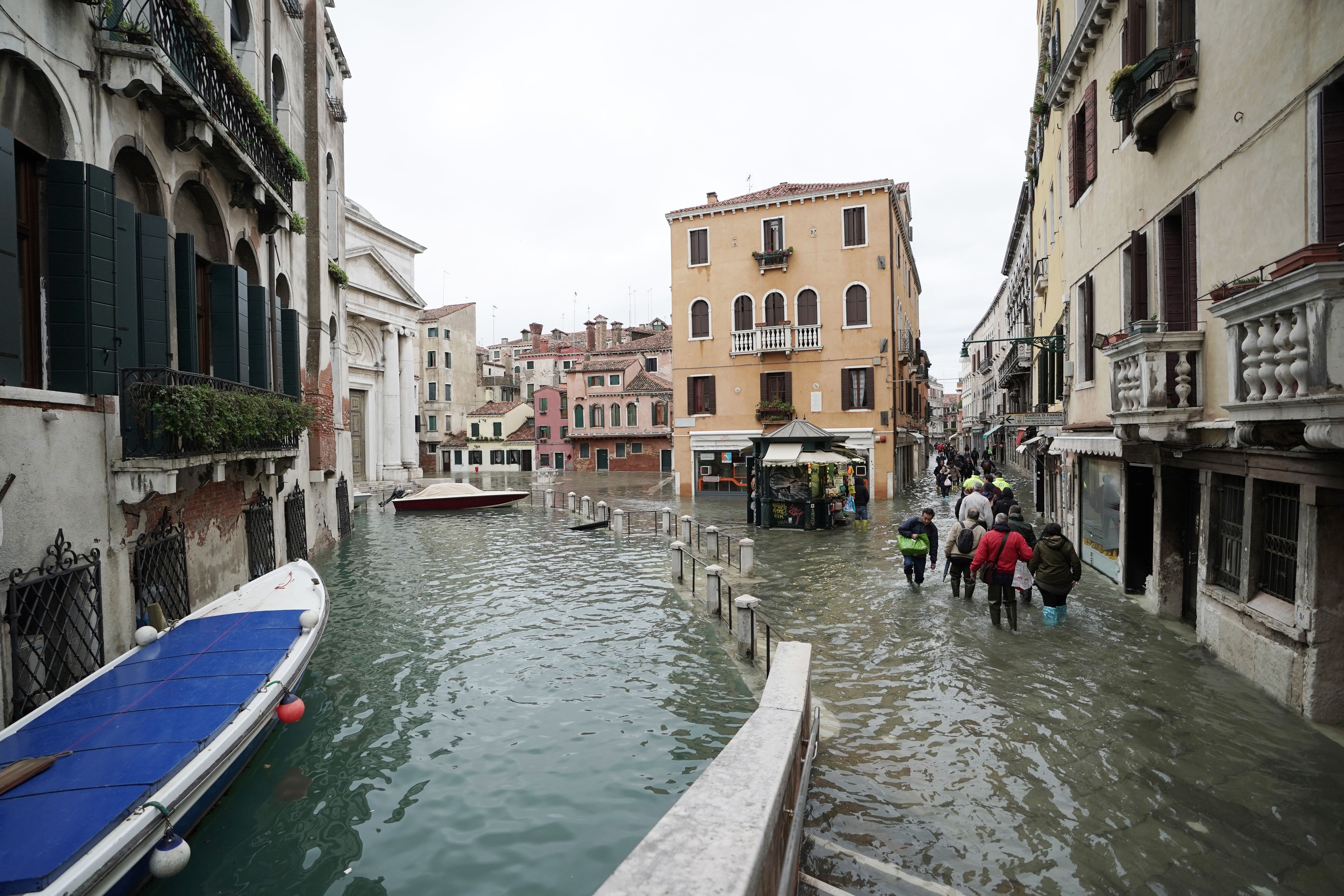 Венеция готовится к усилению наводнения: объявлен высший уровень опасности