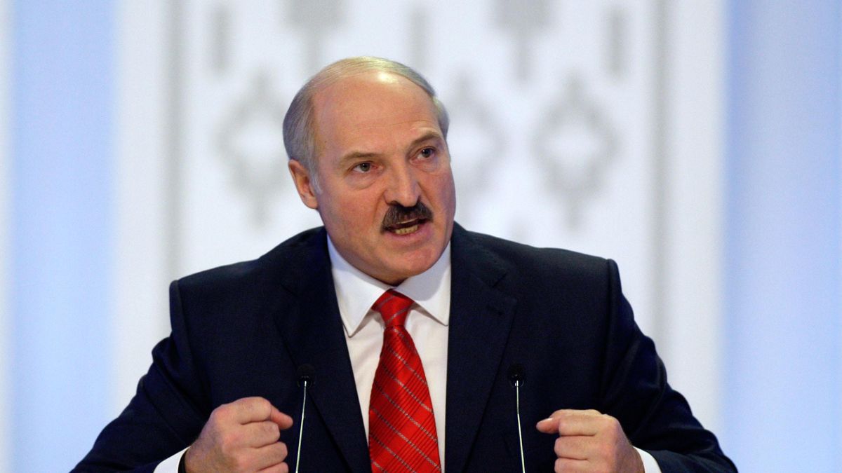 Лукашенко знову піде у президенти, але обіцяє "не триматись посинілими пальцями" Лукашенко знову піде у президенти, але обіцяє "не триматись посинілими пальцями"