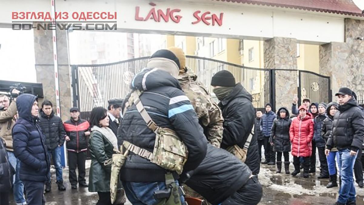 Драка и слезоточивый газ: агрессивные молодчики атаковали вьетнамцев на "Седьмом километре" Драка и слезоточивый газ: агрессивные молодчики атаковали вьетнамцев на "Седьмом километре"