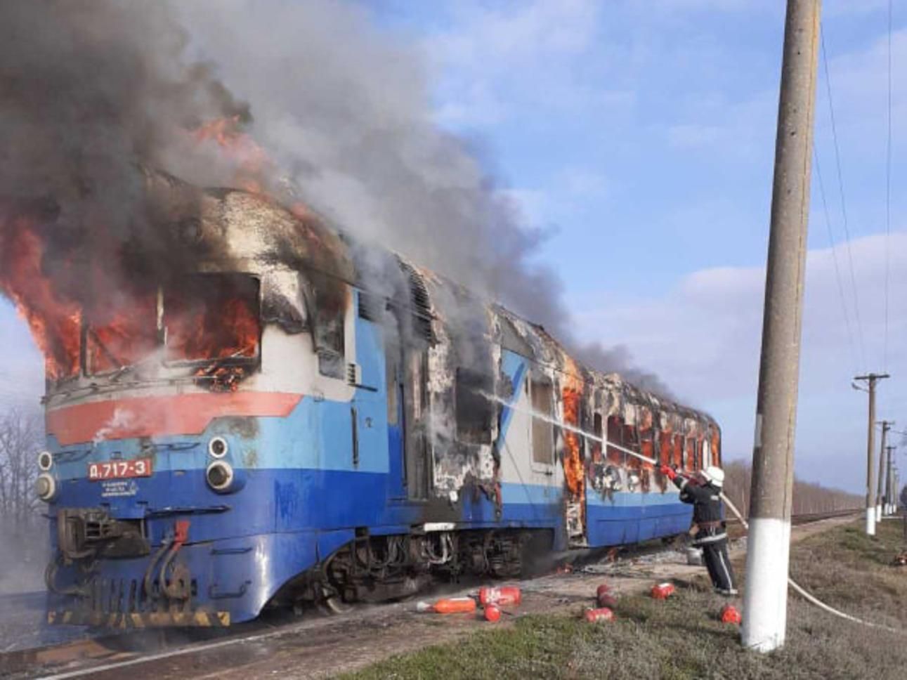 На Николаевщине загорелся поезд с пассажирами: шокирующие фото