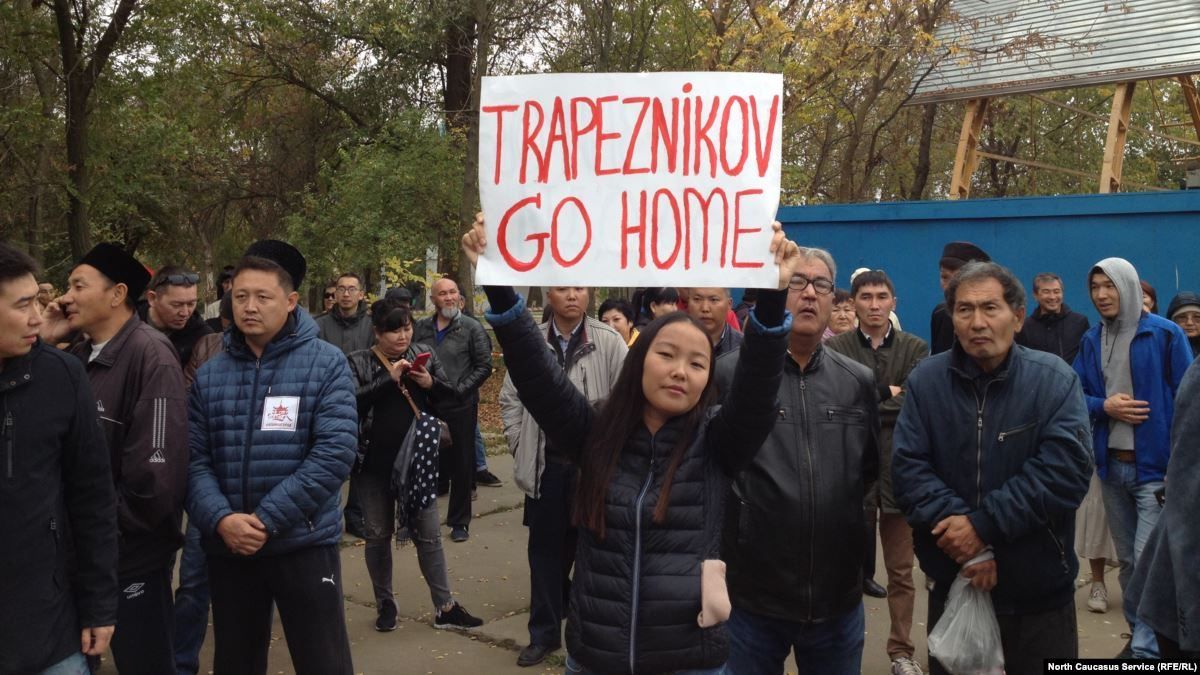 У Росії тисячі людей мітингують проти мера-ексватажка бойовиків: взяли прапор України – відео У Росії тисячі людей мітингують проти мера-ексватажка бойовиків: взяли прапор України – відео