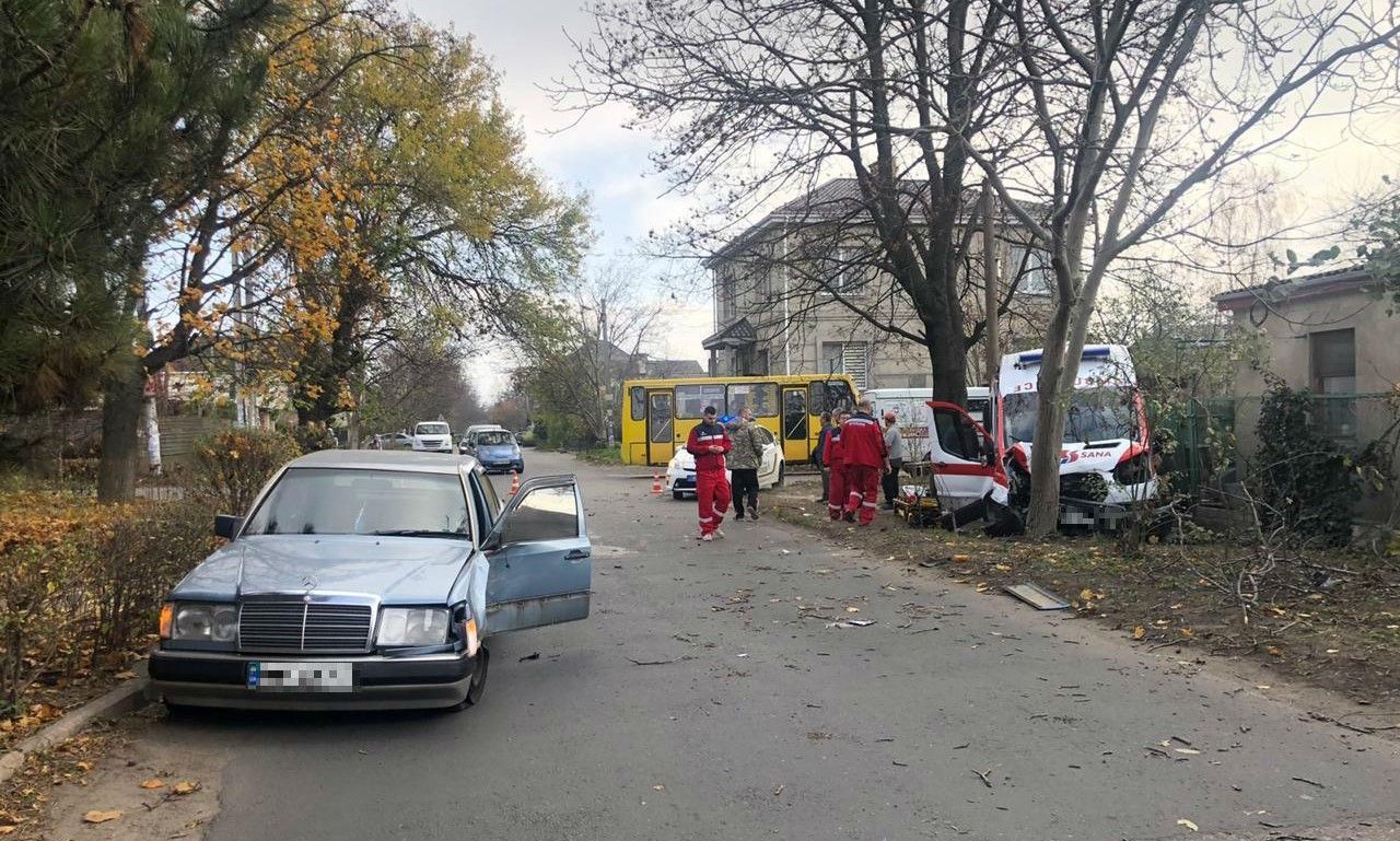 В Одессе карета скорой помощи врезалась в дерево: фото с места аварии