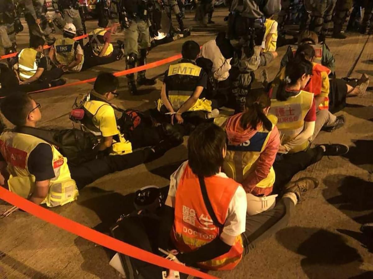 Поліція затримує медиків, щоб не допомагали пораненим: фото та відео бурхливих подій у Гонконгу