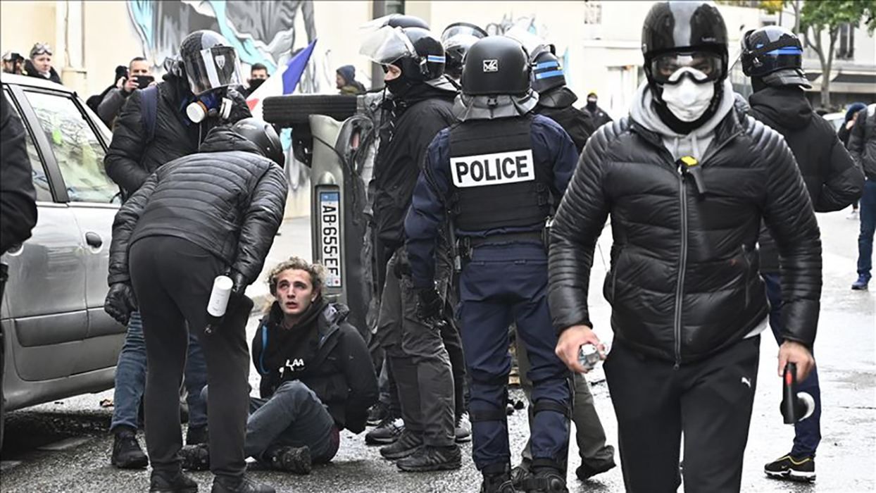 У річницю початку руху "жовтих жилетів" у Франції знову вибухнули протести