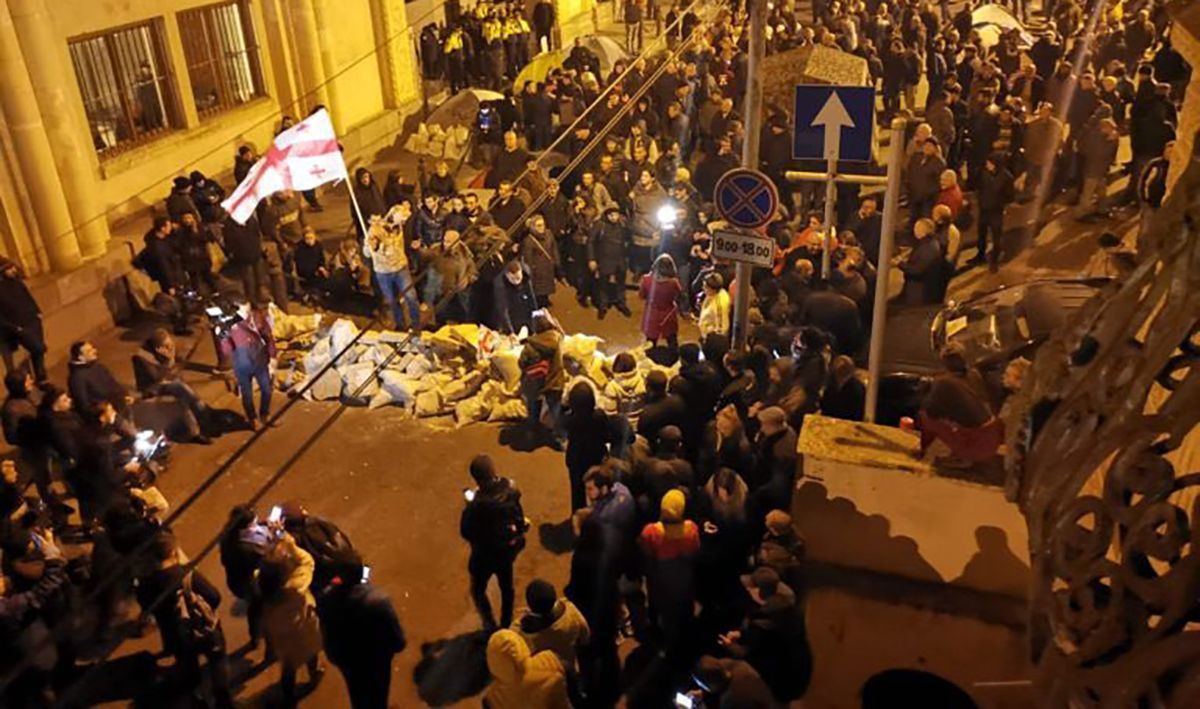 У Тбілісі – "Майдан": протестувальники заблокували парламент та будують барикади У Тбілісі – "Майдан": протестувальники заблокували парламент та будують барикади