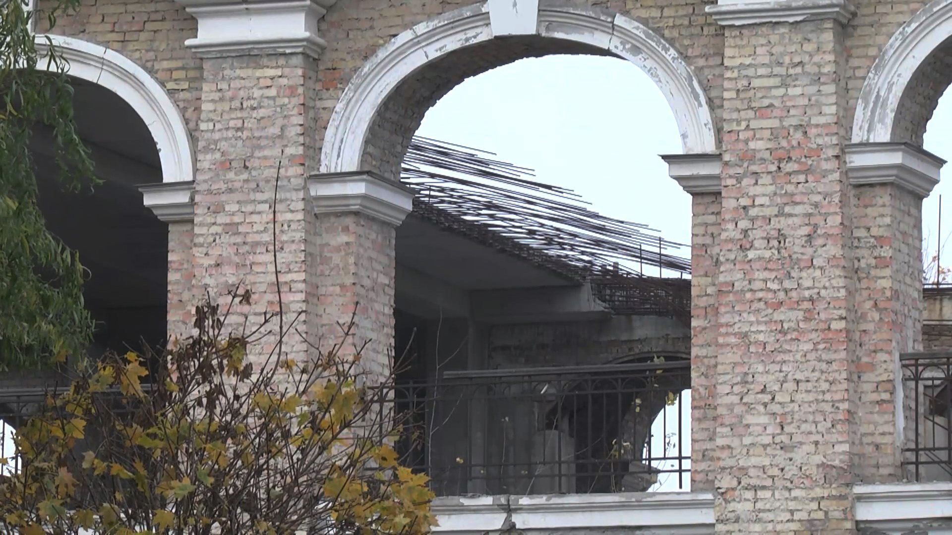 Превращается в руины: почему не спасают "Гостиный двор" в Киеве