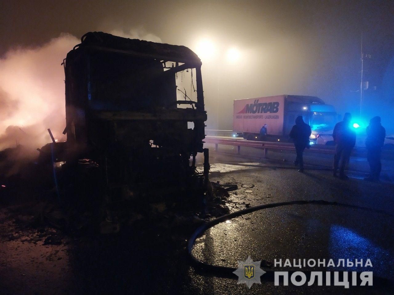 Из-за пожара в грузовике на Киевщине произошло масштабное ДТП – 5 поврежденных автомобилей: фото