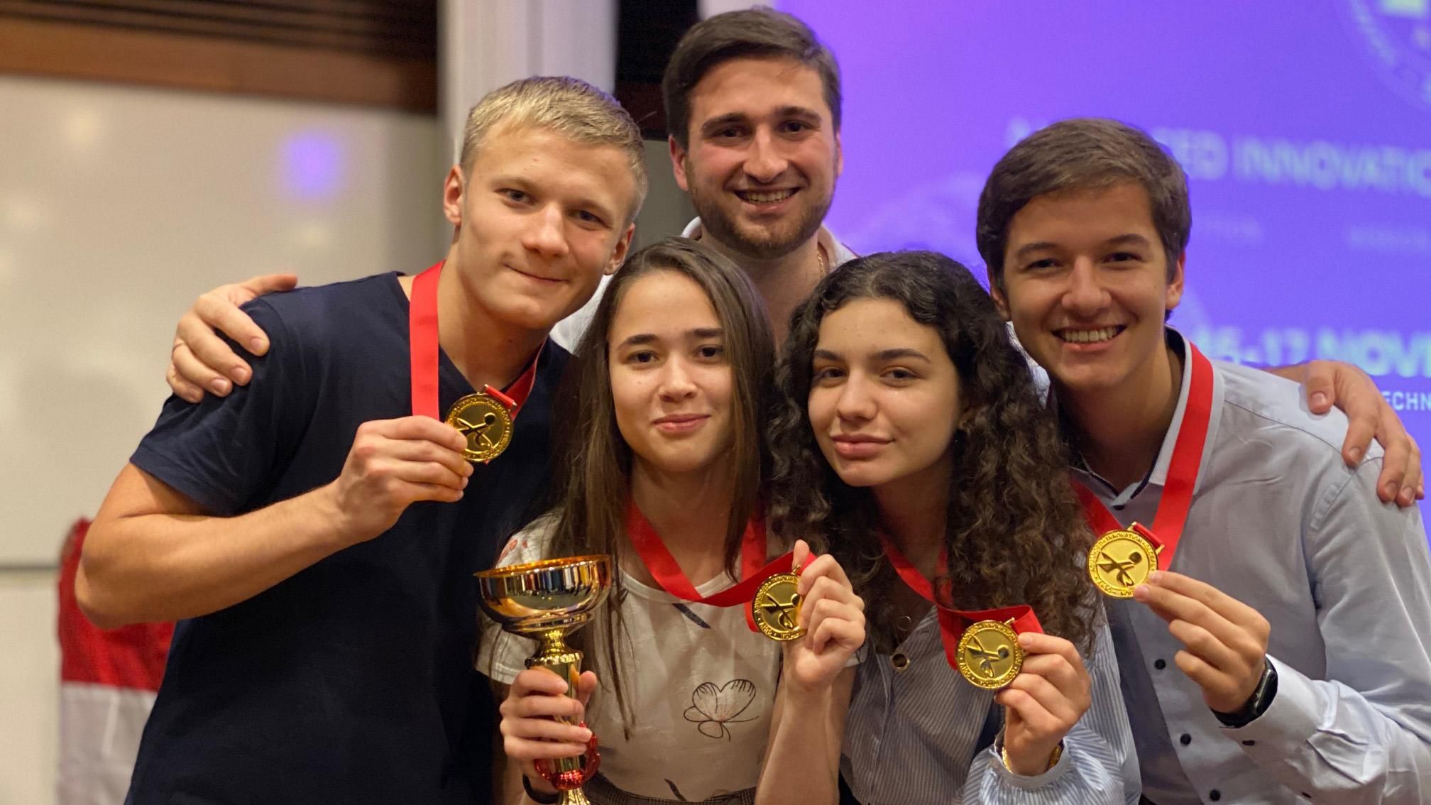 Юные украинские ученые завоевали 4 "золота" в Сингапуре: какими изобретениями удивили
