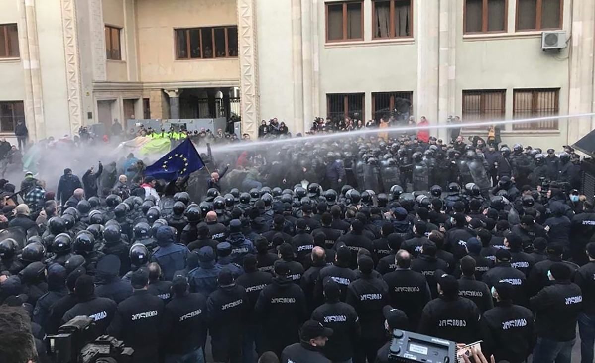 У Тбілісі поліція атакувала демонстрантів газом та водометами: фото та відео У Тбілісі поліція атакувала демонстрантів газом та водометами: фото та відео