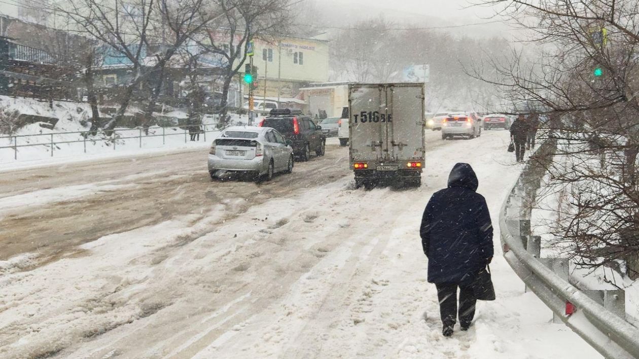 В России Приморье накрыл снежный апокалипсис: во Владивостоке – полный коллапс – фото, видео