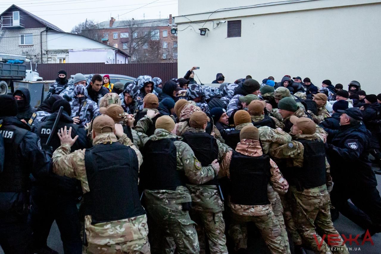 В Виннице пикет возле облэнерго завершился дракой с полицией: фото и видео