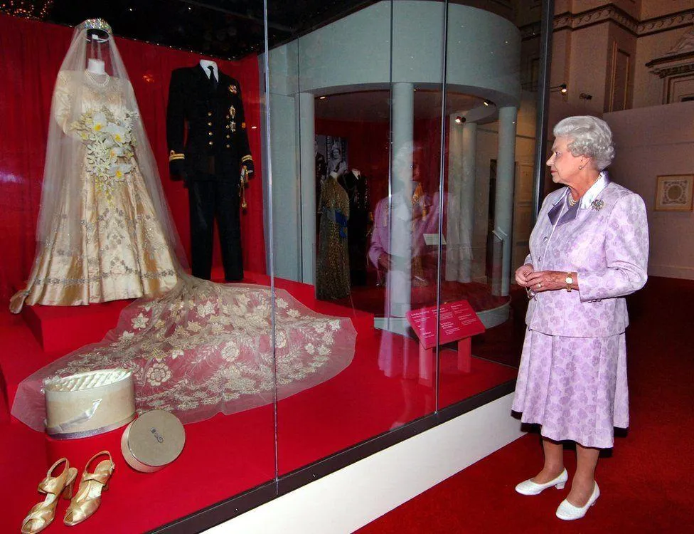 Єлизавета ІІ весільна сукня
