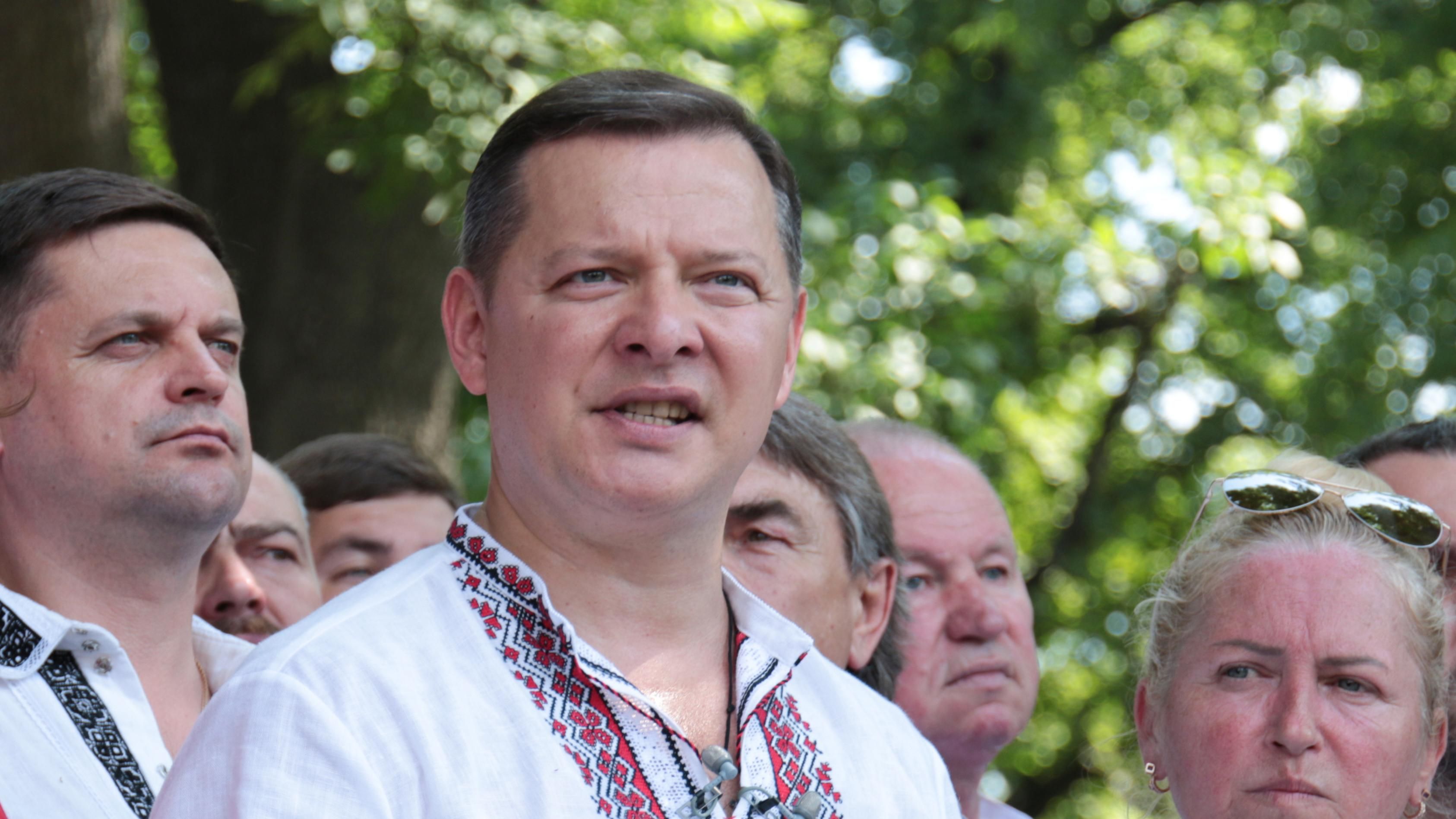 У Ляшка кинули вазеліном перед засіданням суду: відео У Ляшка кинули вазеліном перед засіданням суду: відео