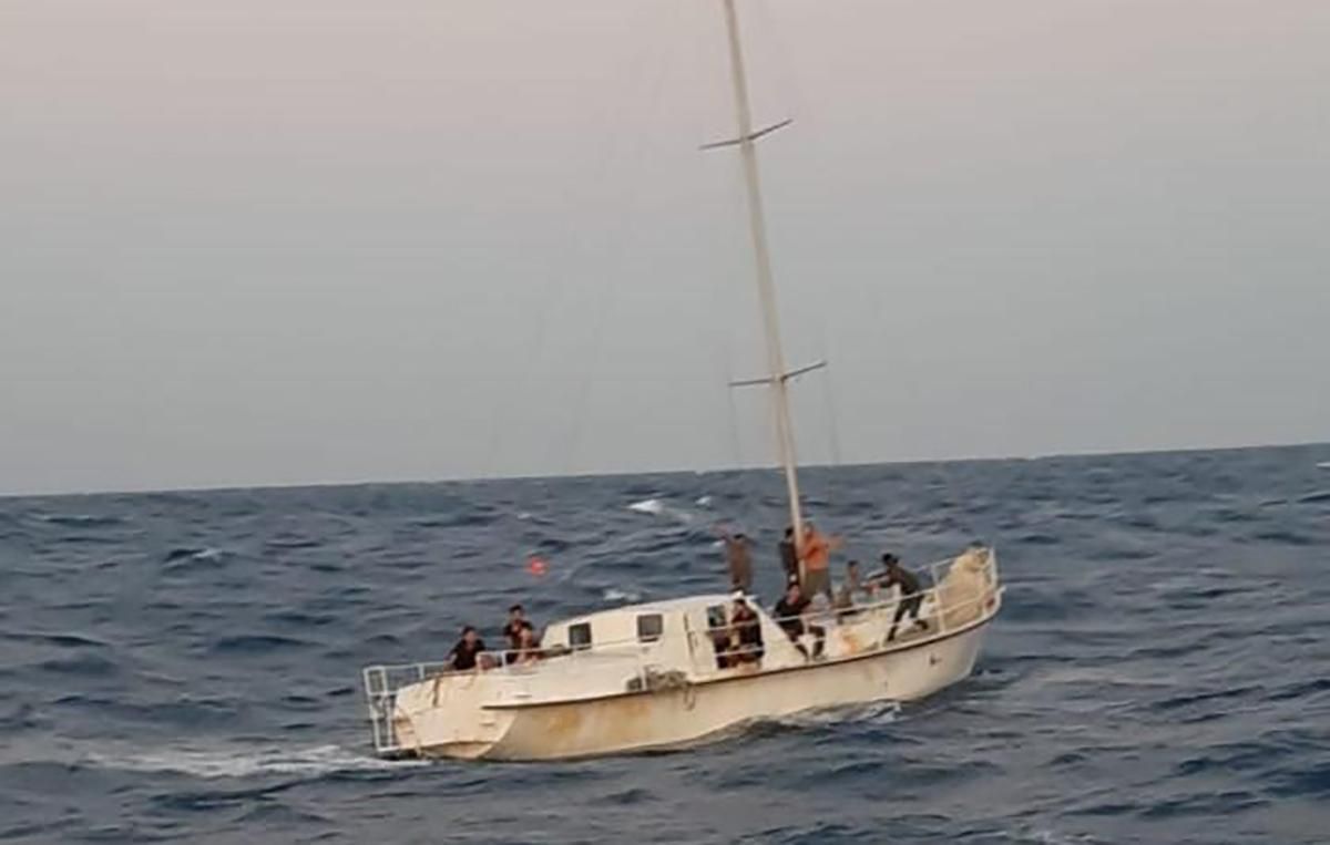 Біля Італії затримали яхту з нелегалами, якою керували українці 