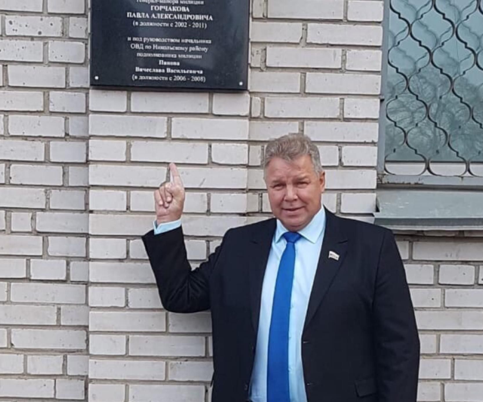 Депутат в РФ відкрив пам'ятну дошку самому собі: поліція не знайшла порушень