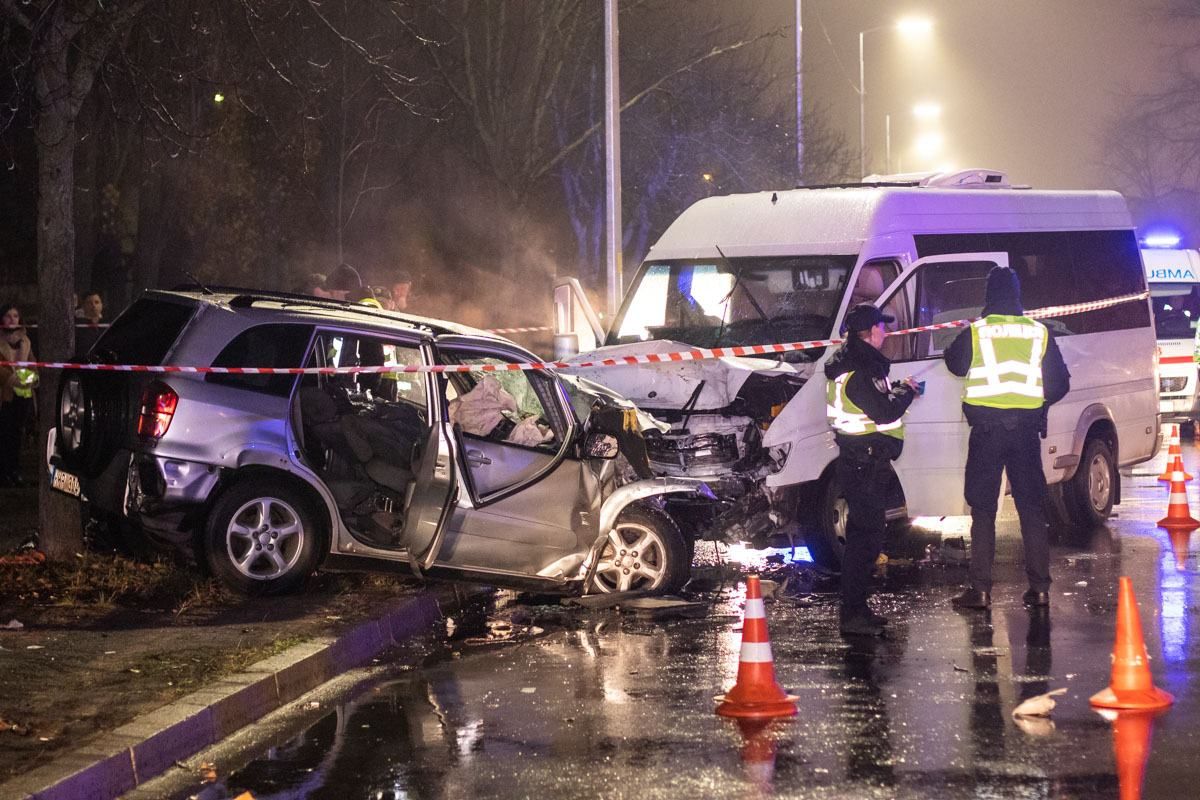 В Киеве Toyota влетела в маршрутку: 2 погибших, много раненых – фото, видео